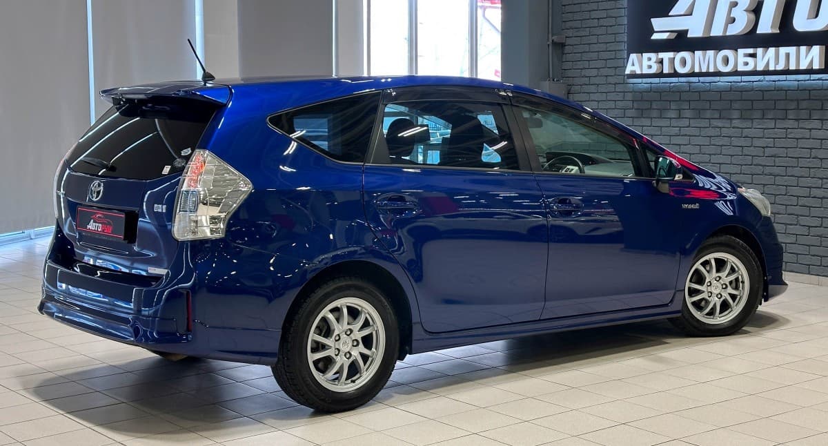 Toyota Prius Alpha - 5