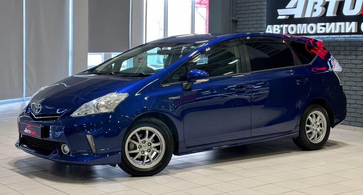 Toyota Prius Alpha - 2