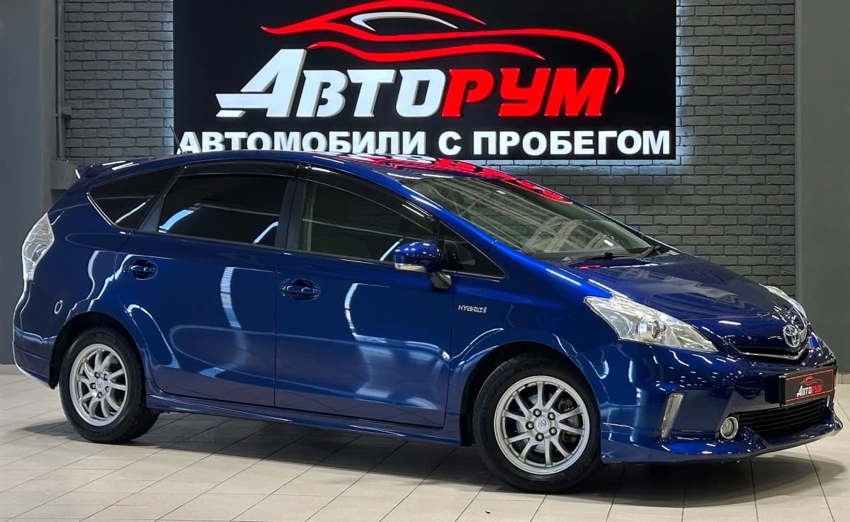 Toyota Prius Alpha - 1